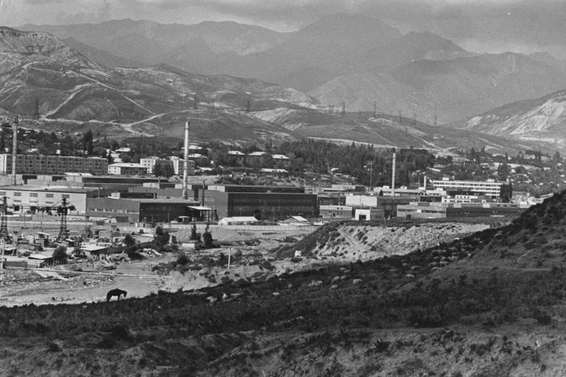 Mailuu-Suu / Mayli-Sai electrolamp factory, 1975–1976. Photo by Vsevolod Tarasevich, MAMM/MDF, via История России в фотографиях, CC BY 4.0.