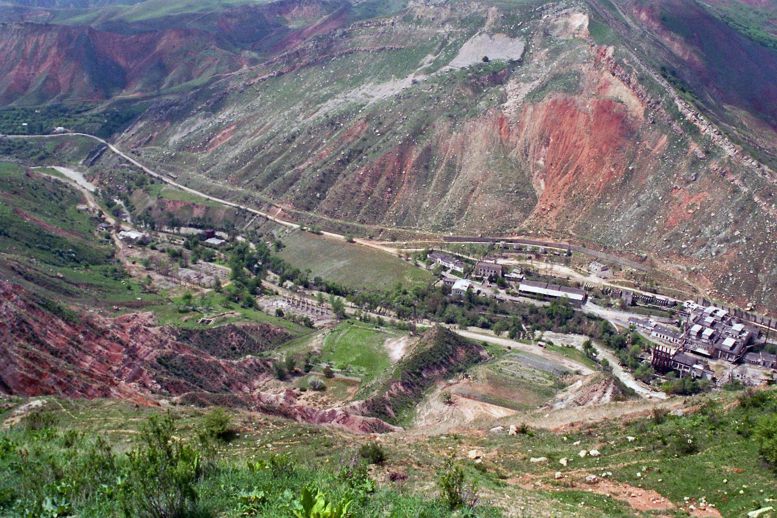 Old mill and uranium tailings sites at Mailuu-Suu, Kyrgyzstan. Photo: Peter Waggit / IAEA Imagebank, CC BY-SA 2.0.
